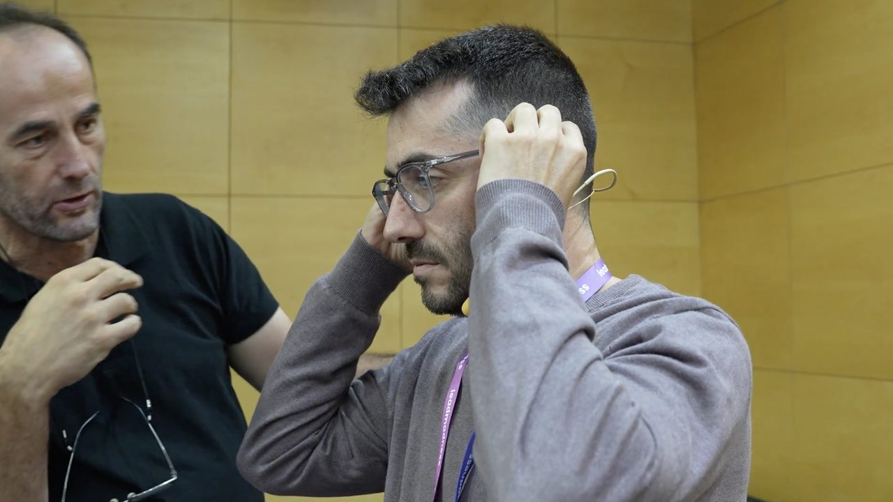 Jorge Alfaro coloc&aacute;ndose el micr&oacute;fono antes de una ponencia