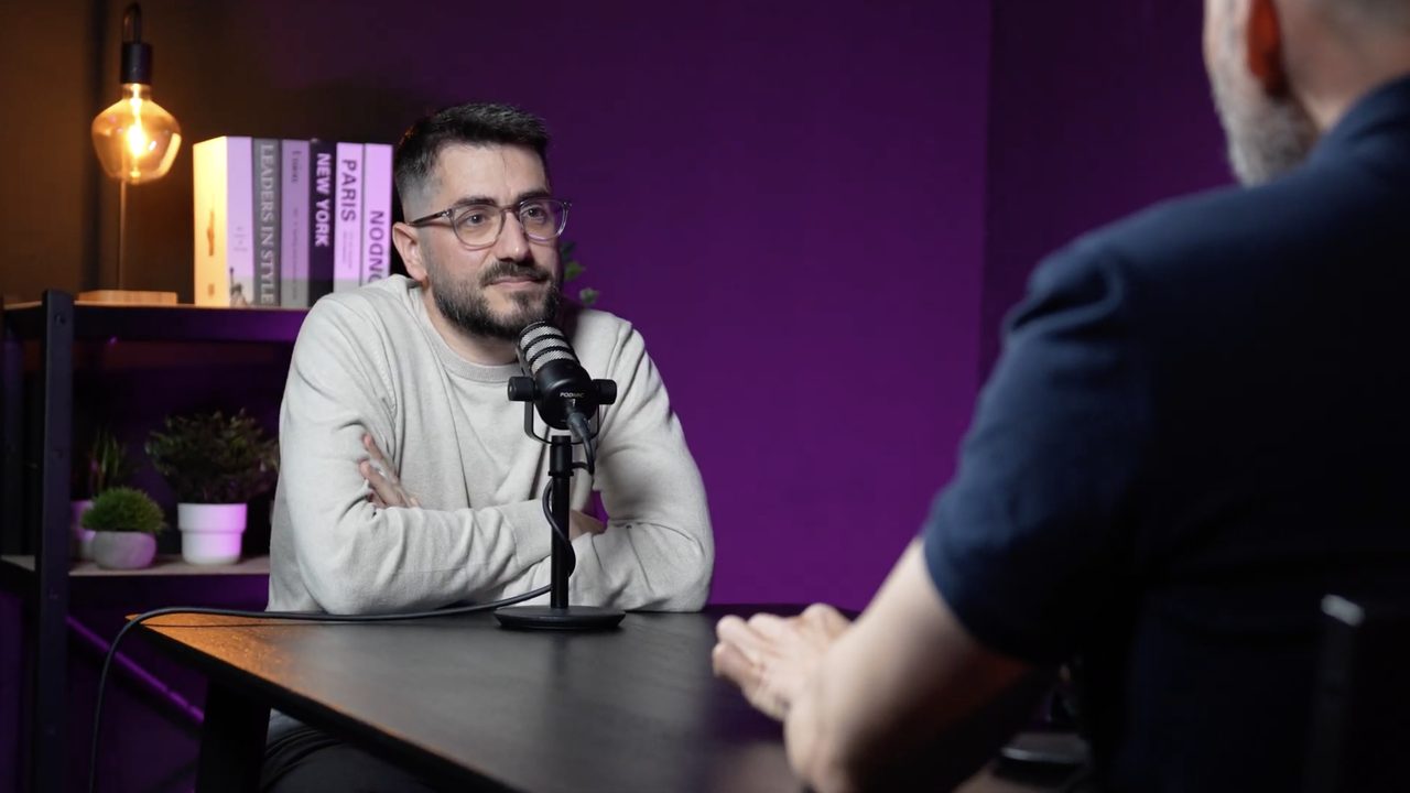 Jorge Alfaro durante la grabaci&oacute;n de un p&oacute;dcast